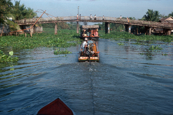 1976. Asien. Bangkok. Thailand. Klong. Boot.
1976. Asien. Ferner Osten. Thailand. Bangkok. Fahrt auf dem Klong. Ein Boot schleppt ein anderes. BrÃ¼cke.
Schlüsselwörter: 1976;Asien;Bangkok;Boot;BrÃ¼cke;Kanal;Klong;Thailand