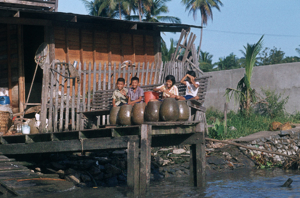 1972. Asien. Ferner Osten. Thailand. Asia. Far East
1972. Asien. Ferner Osten. Thailand. Bangkok. Kinder auf einem Holzsteg an einem Klong.
Schlüsselwörter: 1972;Asia;Asien;Bangkok;Far East;Ferner Osten;Holzsteg;Kinder;Klong;Thailand
