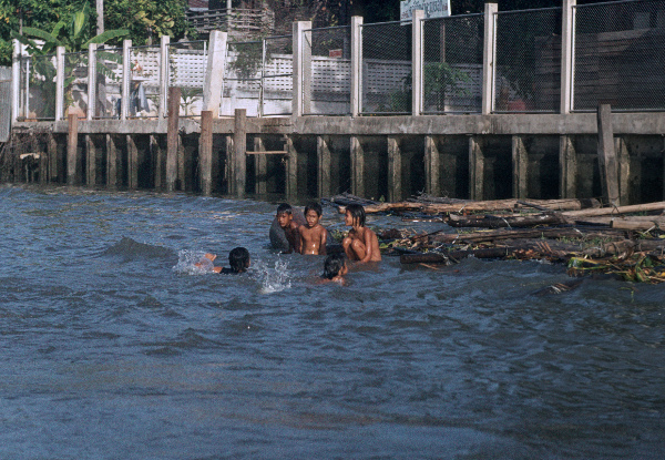 1972. Asien. Ferner Osten. Thailand. Asia. Far East
1972. Asien. Ferner Osten. Thailand. Bangkok. Kinder baden im Klong.
Schlüsselwörter: 1972;Asia;Asien;Bangkok;Far East;Ferner Osten;Kinder;Thailand