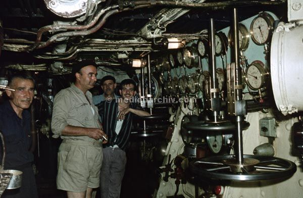 1961.  Türkei. Schiffahrt
1961. Türkei. Reise auf einem Schiff (Hase: Schwarzes Meer) Kreuzfahrt. Seefahrt.
Schlüsselwörter: Kreuzfahrt;Passagierdampfer;Schiffahrt;Schifffahrt;Schwarzes Meer;Seefahrt;Türkei