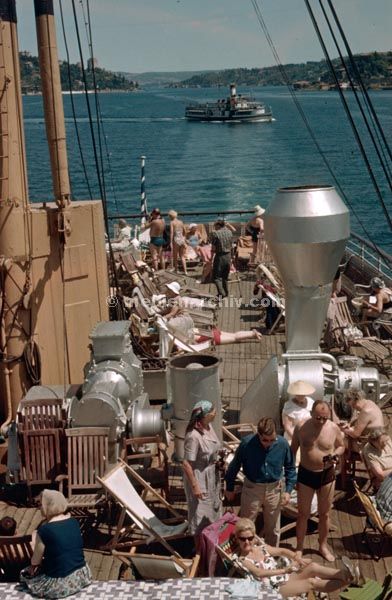 1961.  Türkei. Schiffahrt
1961. Türkei. Reise auf einem Schiff (Hase: Schwarzes Meer) Kreuzfahrt. Seefahrt.
Schlüsselwörter: Kreuzfahrt;Passagierdampfer;Schiffahrt;Schifffahrt;Schwarzes Meer;Seefahrt;Türkei