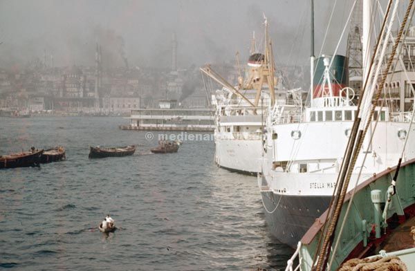 1961.  Türkei. Schiffahrt
1961. Türkei. Reise auf einem Schiff (Hase: Schwarzes Meer) Kreuzfahrt. Seefahrt.
Schlüsselwörter: 1961;Kreuzfahrt;Passagierdampfer;Schiffahrt;Schifffahrt;Schwarzes Meer;Seefahrt;TÃ¼rkei;Türkei