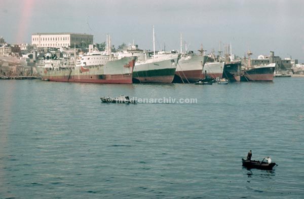 1961.  Türkei. Schiffahrt
1961. Türkei. Reise auf einem Schiff (Hase: Schwarzes Meer) Kreuzfahrt. Seefahrt.
Schlüsselwörter: Kreuzfahrt;Passagierdampfer;Schiffahrt;Schifffahrt;Schwarzes Meer;Seefahrt;Türkei