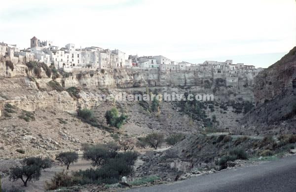 1969. Türkei. Anatolien. Kappadokien. Felsen. Berge
1969. Türkei. Anatolien. Kappadokien. Felsen. Berge
Schlüsselwörter: 1969;Anatolien;Berge;Felsen;Kappadokien;Türkei