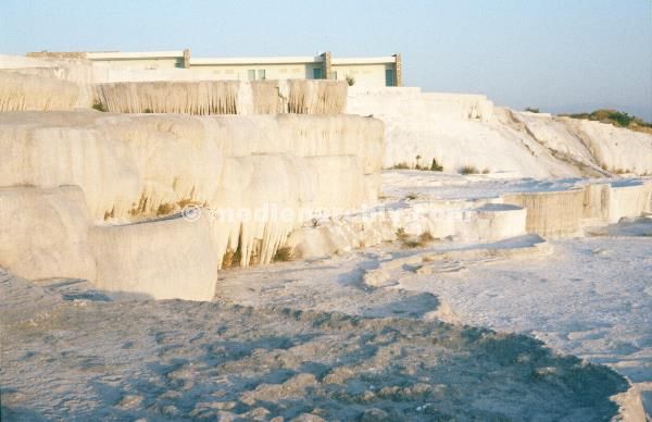 1969. Türkei. Pamukkale. Kalksinterterrassen. Kalkhaltige Thermalquellen
1969. Türkei. Pamukkale. Kalksinterterrassen. Kalkhaltige Thermalquellen. Kalkterrassen
Schlüsselwörter: 1969;Kalksinterterrassen;Kalkterrassen;Pamukkale;Thermalquellen;Türkei