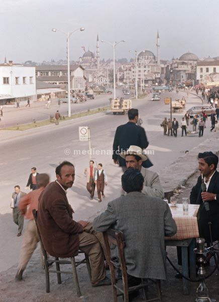 1970. Türkei. Schwarzmeerfahrt
1970. Türkei. Schwarzmeerfahrt. Männer mit Wasserpfeife vor einem Lokal
Schlüsselwörter: 1970;Lokal;Schwarzmeer;Türkei;Türken;Wasserpfeife