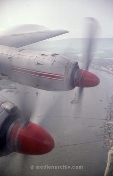 1974. Asien. Taiwan
1974. Asien. Taiwan. Flugzeug mit Propeller
Schlüsselwörter: 1974;Asien;fliegen;Flugzeug;Propeller;Taiwan