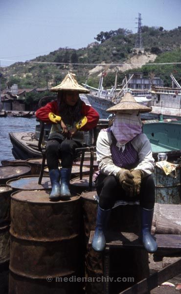 1974. Asien. Taiwan
1974. Asien. Taiwan. Hafen. Arbeiter. Schiffe. Boote
Schlüsselwörter: 1974;Arbeiter;Asien;Boote;Fässer;Hafen;Meer;Schiffe;Taiwan