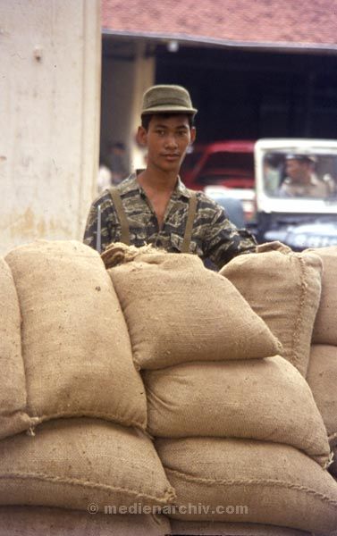 1974. Asien. Taiwan
1974. Asien. Taiwan.
Schlüsselwörter: 1974;Asien;Militär;Sandsack;Sandsäcke;Soldat;Taiwan
