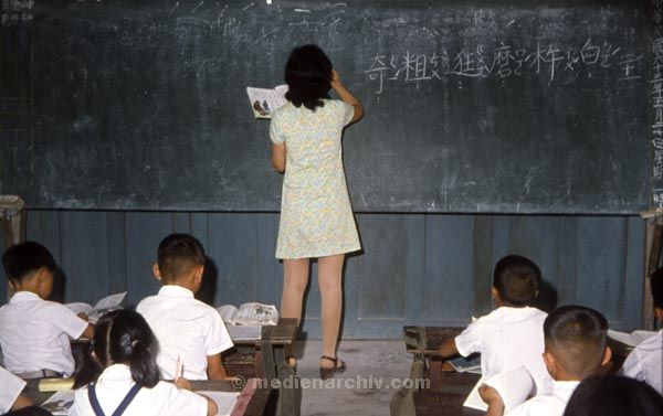 1974. Asien. Taiwan. Tapei. Schüler in einer Schule. Unterricht
1974. Asien. Taiwan. Tapei. Schüler in einer Schule. Unterricht
Schlüsselwörter: 1974;Asien;lernen;Schule;Schüler;Taiwan;Unterricht