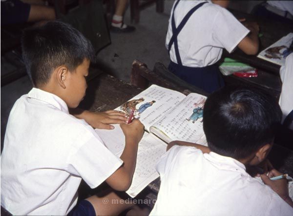 1974. Asien. Taiwan. Tapei. Schüler in einer Schule. Unterricht
1974. Asien. Taiwan. Tapei. Schüler in einer Schule. Unterricht
Schlüsselwörter: 1974;Asien;lernen;Schule;Schüler;Taiwan;Unterricht