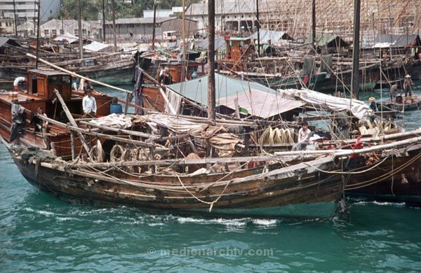 1974. Asien. Taiwan. Hafen. Meer. Dschunken. Schiffe
1974. Asien. Taiwan. Hafen. Meer. Dschunken. Schiffe
Schlüsselwörter: 1974;Asien;Dschunken;Hafen;Meer;Schiffe;Taiwan