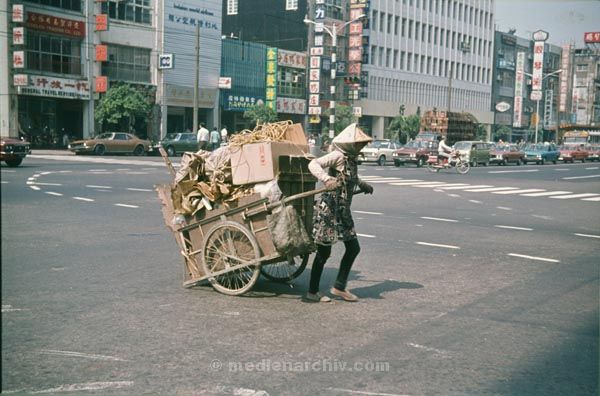 1974. Asien. Taiwan. Eine Frau zieht einen bepackten Karren
1974. Asien. Taiwan. Eine Frau zieht einen bepackten Karren
Schlüsselwörter: 1974;Asien;Frau;Karren;Taiwan;Transport