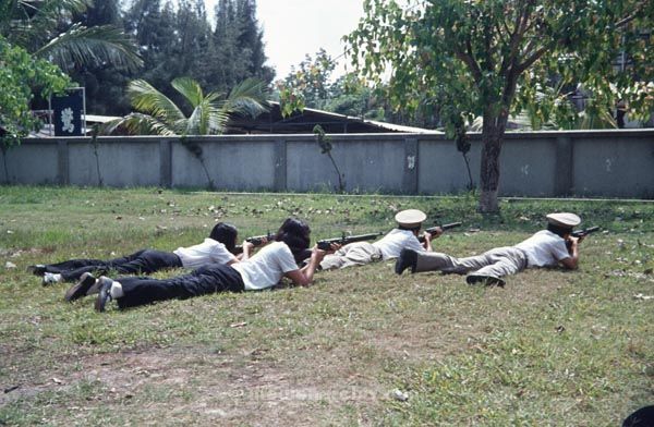 1974. Asien. Taiwan. Soldaten. Schießübungen
1974. Asien. Taiwan. Soldaten. Schießübungen. Gewehre
Schlüsselwörter: 1974;Asien;Gewehre;Militär;schießen;Soldaten;Taiwan