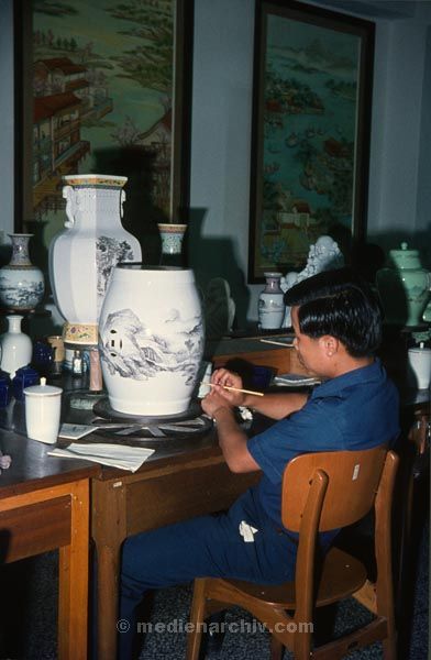 1974. Asien. Taiwan. Taipeh. Porzellanfabrik
1974. Asien. Taiwan. Taipeh. Porzellanfabrik.  Maler
Schlüsselwörter: 1974;Arbeiter;Asien;Maler;Porzellanfabrik;Taipeh;Taiwan