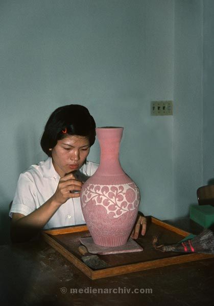 1974. Asien. Taiwan. Taipeh. Porzellanfabrik
1974. Asien. Taiwan. Taipeh. Porzellanfabrik. Maler. Arbeiterin. Vase
Schlüsselwörter: 1974;Arbeiterin;Asien;Maler;Porzellanfabrik;Taipeh;Taiwan;Vase