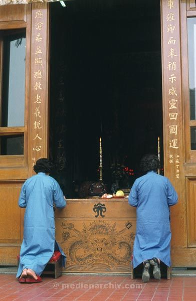 1974. Asien. Taiwan
1974. Asien. Taiwan. Beten an einem Schrein. Religion
Schlüsselwörter: 1974;Asien;Beten;Religion;Taiwan