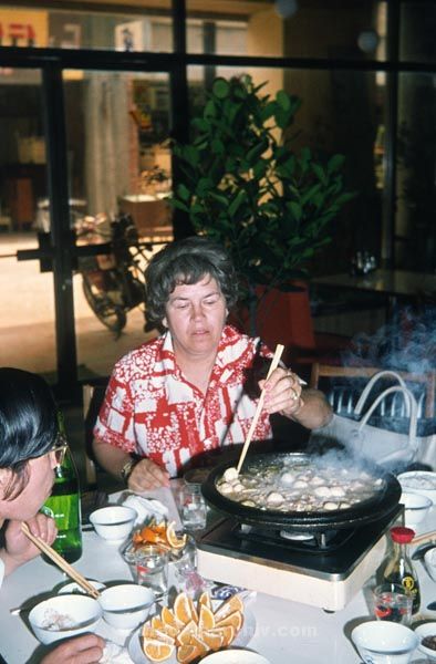 1974. Asien. Taiwan. Kati Nick alias Käthe Denicke beim Essen
1974. Asien. Taiwan. Kati Nick alias Käthe Denicke beim Essen
Schlüsselwörter: 1974;Asien;Denicke, Käthe;Essen;Käthe Denicke;Nick, Kati;Taiwan