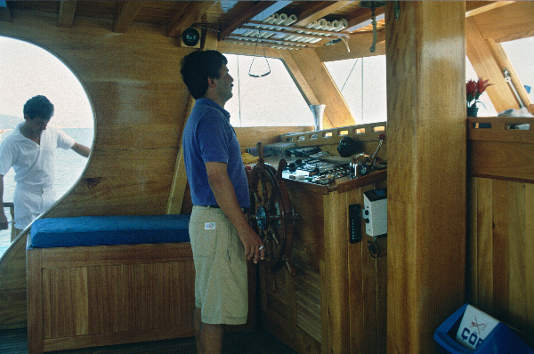 1989. Türkei. Reise auf einem Segelboot. Mittelmeer.
1989. Türkei. Reise auf einem Segelboot. Mittelmeer. Der Skipper / Rudergänger am Ruder. Brücke.
Schlüsselwörter: 1989;Mittelmeer;Rudergänger;Segelboot;Segelschiff;Skipper;Türkei