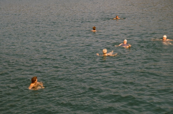 1989. Türkei. Reise auf einem Segelboot. Baden im Mittelmeer.
1989. Türkei. Reise auf einem Segelboot. Baden im Mittelmeer.
Schlüsselwörter: 1989;Türkei;Mittelmeer;Baden
