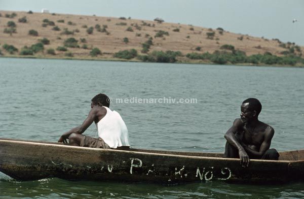 1971. Afrika. Uganda. Safari.
1971. Afrika. Uganda. Safari. Fischer im Boot.
Schlüsselwörter: Afrika;Boote;Fischer;Safari;Uganda