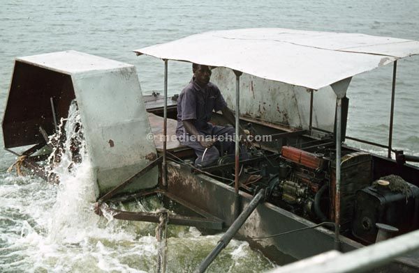 1971. Afrika. Uganda. Safari.
1971. Afrika. Uganda. Safari. Fluss. Motor. Boot
Schlüsselwörter: Afrika;Boot;Fluss;Motor;Safari;Uganda