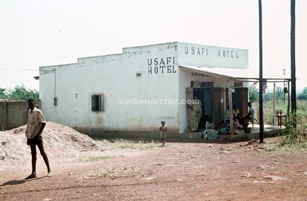 1971. Afrika. Uganda. Safari.
1971. Afrika. Uganda. Safari. Usaif HOtel
Schlüsselwörter: Afrika;Hotel;Safari;Uganda