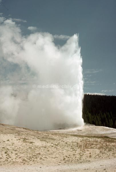 1978. USA. Geyser.
1978. USA. Yellowstone. Geysir. Ausbruch. Wasserdampf. Fontäne
Schlüsselwörter: Geyser;Geysir;USA;Wasserdampf;Yellowstone