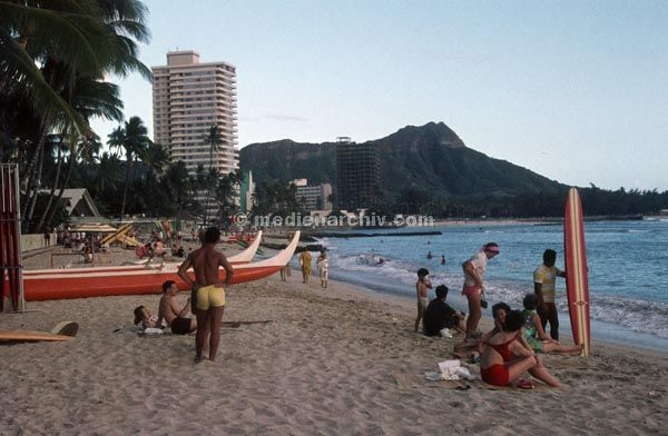 1966. USA. Hawaii.
1966. USA. Hawaii.  Am Strand. Sufer. Boote
Schlüsselwörter: Boote;Hawaii;Hawaii.;Meer;Strand;Surfer;USA