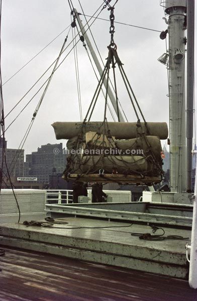 1966. USA. New York.
1966. USA. New York. Löschen der Ladung eines Schiffes. Hafen. In New York wird ausgeladen.
Schlüsselwörter: 1966;Hafen;Ladung;New York;Schiffe;USA