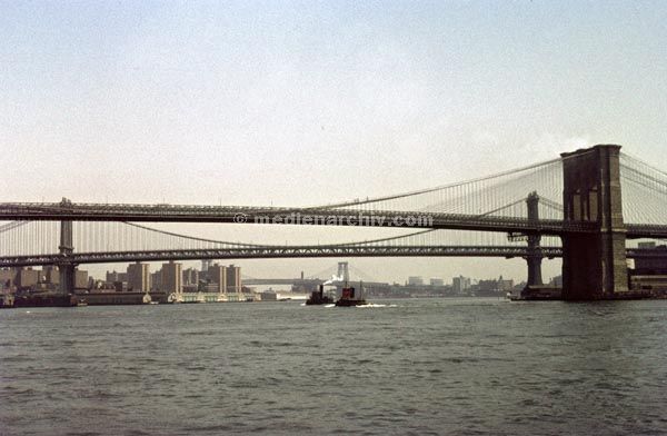 1966. USA. New York. Brooklyn Bridge
1966. USA. New York. Hängebrücken. Brooklyn Bridge. Hudson River
Schlüsselwörter: Brooklyn Bridge;Brücken;Hudson River;New York;USA