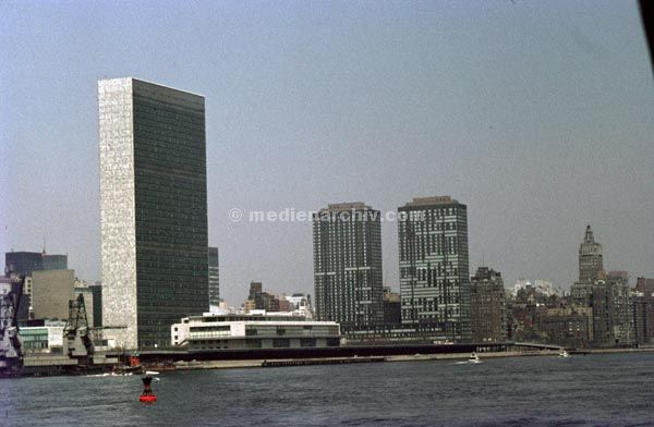 1966. USA. New York.
1966. USA. New York. UNO-Centrum.
Schlüsselwörter: Hochhaus;New York;Skyline;USA