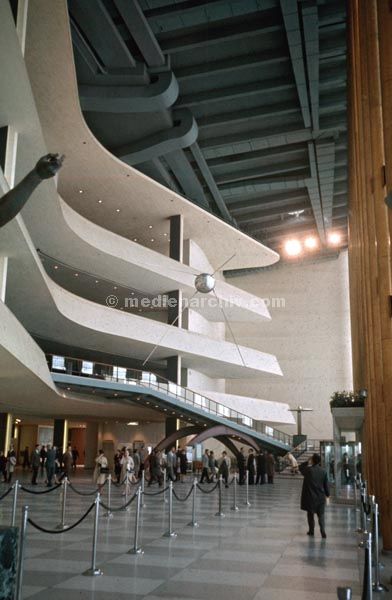 1966. USA. New York.
1966. USA. New York. UNO-Gebäude. Eingang-Halle.
Schlüsselwörter: Hochhaus;New York;Skyline;USA