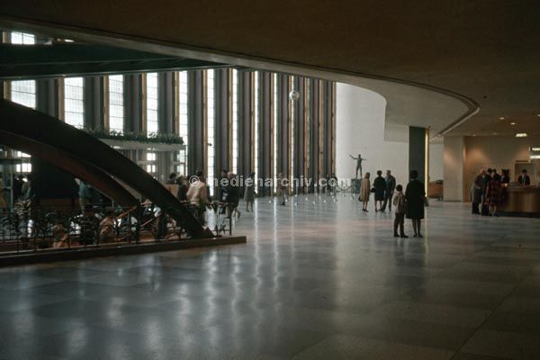 1966. USA. New York.
1966. USA. New York. UNO-Gebäude. Eingang.
Schlüsselwörter: New York;USA