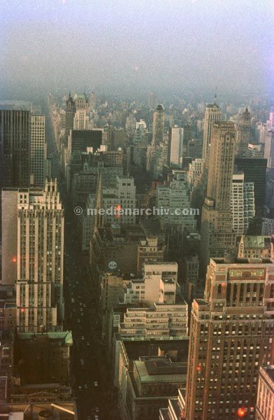 1966. USA. New York.
1966. USA. New York. Blick auf 5the Avenue.
Schlüsselwörter: 1966;Hochhaus;New York;Skyline;USA
