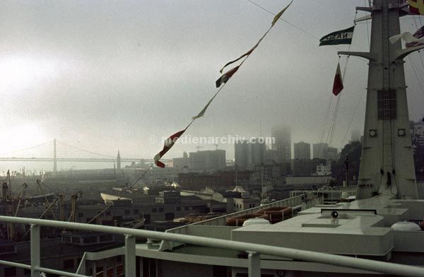 1966. USA. San Francisco.
1966. USA. San Francisco. Schiffmast und Hochhänge.
Schlüsselwörter: San Francisco;USA
