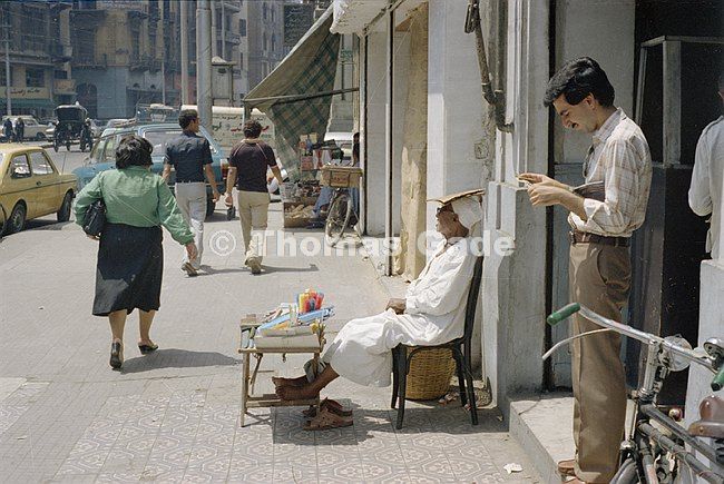 September 1982. Ägypten. Alexandrien. Alexandria. MÄnner auf der Straße.