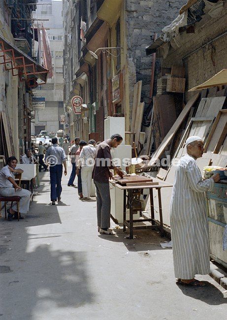 September 1982. Ägypten. Kairo. Tischler in einer Straße
