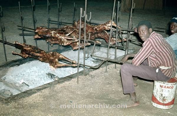 1969. Afrika. Senegal. Dakar. Hammel am Spiess.
