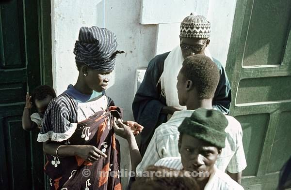 1969. Afrika. Senegal. Dakar. Frau, Kind, Männer.