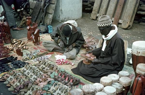1969. Afrika. Senegal. Dakar. Schuhverkäufer.