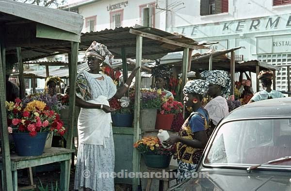1969. Afrika. Senegal. Dakar. Blumenstände.