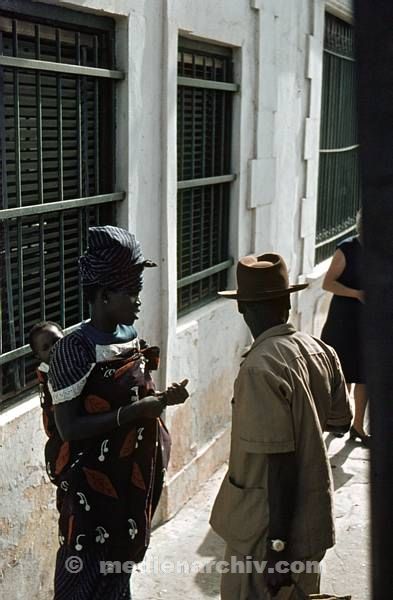 1969. Afrika. Senegal. Dakar. Frau mit Kind.