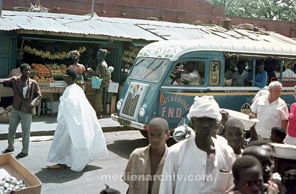 1969. Afrika. Senegal. Dakar. Eingeborene-Bus.