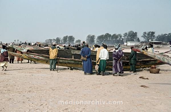 1969. Afrika. Senegal. Kayar. Fischerboote am Strand.