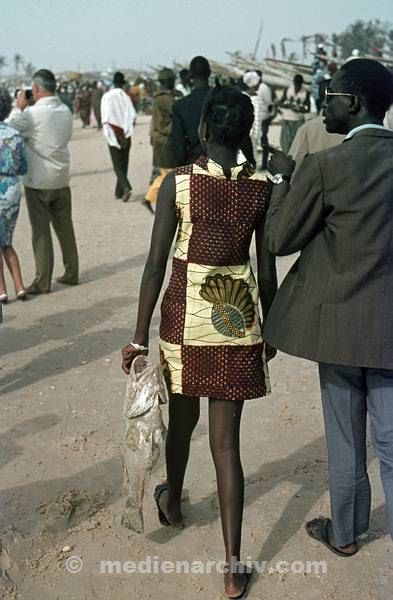 1969. Afrika. Senegal. Kayar. Einkauf getätig.