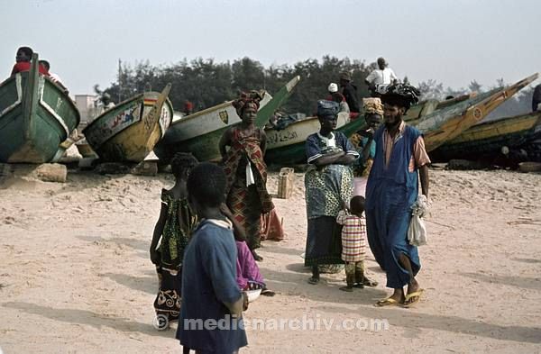 1969. Afrika. Senegal. Kayar. Fischerboote am Strand.