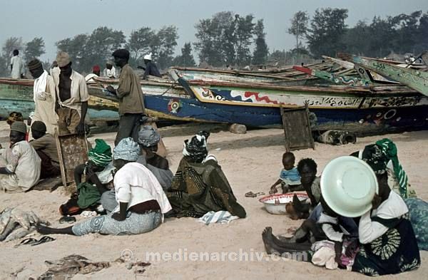 1969. Afrika. Senegal. Kayar. Fischerboote am Strand.