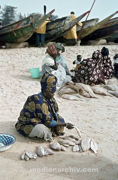 1969. Afrika. Senegal. Kayar. Fischerboote am Strand.