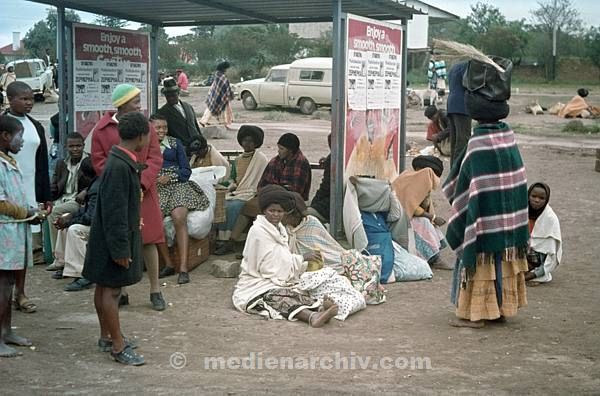1975. Südafrika. Afrikaner an einer Bushaltestelle